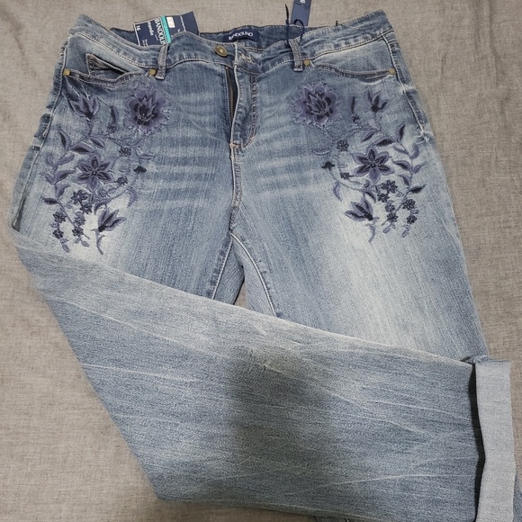 Bandolino Denim - NWT Bandalino Cropped Jeans
